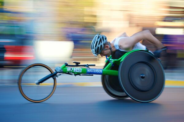 Atleta paralímpico compitieendo en su silla de ruedas