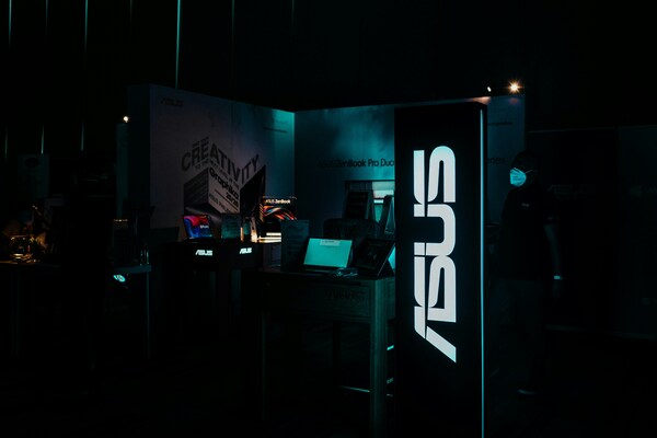 Estación de juego gamer con el logo de asus