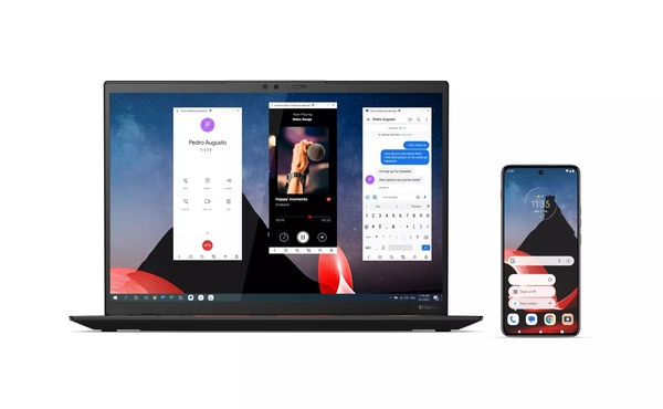 Foto del Lenovo ThinkPhone de Motorola conectado con una computadora ThinkPad