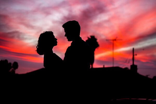 Pareja abrazándose al atardecer