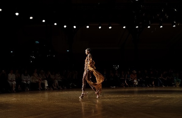 La modelo Cindy Bruna con el vestido vegano de Magnum