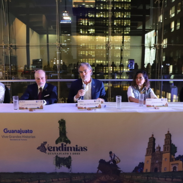 Voceros y participantes en la conferencia de prensa de las Vendimias 2023 en Guanajuato, México