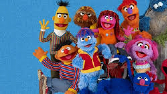 Sesame Workshop da a conocer que la compañía Mattel, será su licenciatario principal de juguetes en la región de América Latina, la cual contará con Elmo, Comegalletas, y Abby Cadabby, así como los personajes Beto y Enrique. 