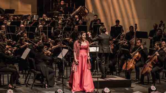 En el papel de Susana de la ópera de Mozart: Las bodas de Fígaro de Mozart, la joven artista soprano Ana Capetillo, logra capturar la atención del teatro Gerald W. Lynch de la ciudad de Nueva York.