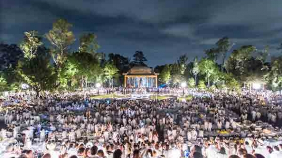 ​  Dîner en Blanc regresa a México en su 6ª. edición y vuelve a vestir de blanco la ciudad. [Dar clic y arrastrar para mover] ​