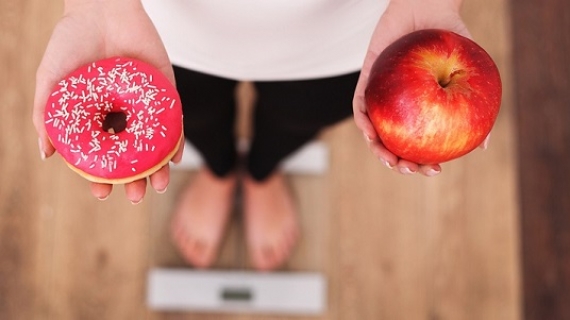 Alimentación equilibrada clave vs. kilos de más 