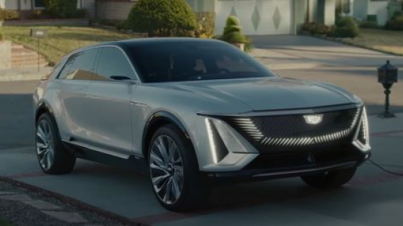 Cadillac Lyriq, el auto para "El joven manos de tijera"