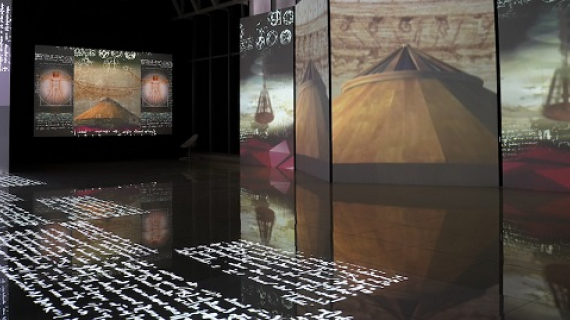 Da Vinci Experience abre sus puertas en Plaza Carso   Sensea Immersive, bajo la producción de Crossmedia Group, trae de vuelta Da Vinci Experience, la espectacular exposición inmersiva que presenta réplicas de alguno de los inventos del genio del Renacimiento, así como la reproducción de sus obras emblemáticas, con ayuda de la tecnología.  La exhibición curada y avalada por Roberta Barsanti, directora del Museo Leonardiano en Vinci, ciudad natal del pintor, abrirá sus puertas a partir del 11 de jun