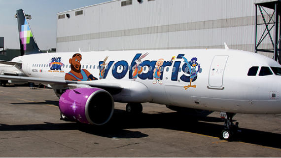 Lebron James y los Looney Tunes “vuelan” con Volaris