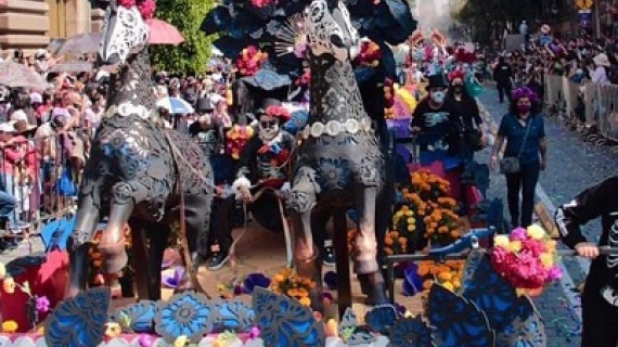 Funeza celebra la vida con su “Carreta Árbol de la Vida”, en el Desfile del Día de Muertos