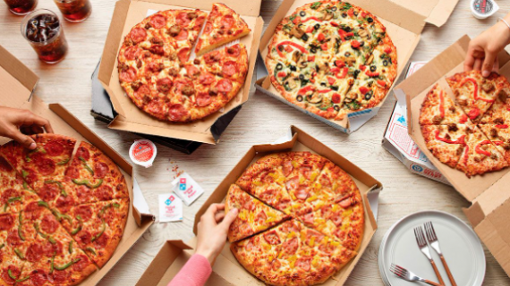 Domino’s Pizza hecha las pizzas por la venta, con su Dominosmanía