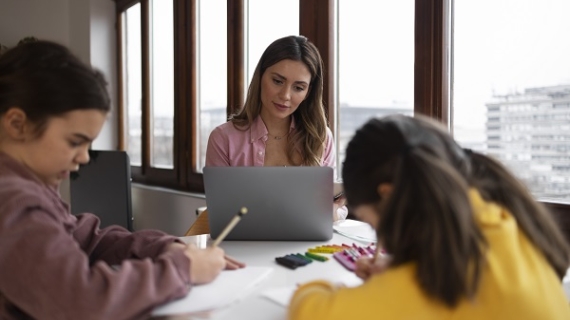 Madres Emprendedoras en México: La Realidad de la Triple Jornada Laboral