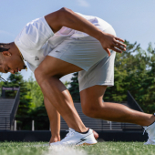 Justin Fields y Reebok juntos en el deporte