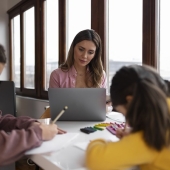 Madres Emprendedoras en México: La Realidad de la Triple Jornada Laboral